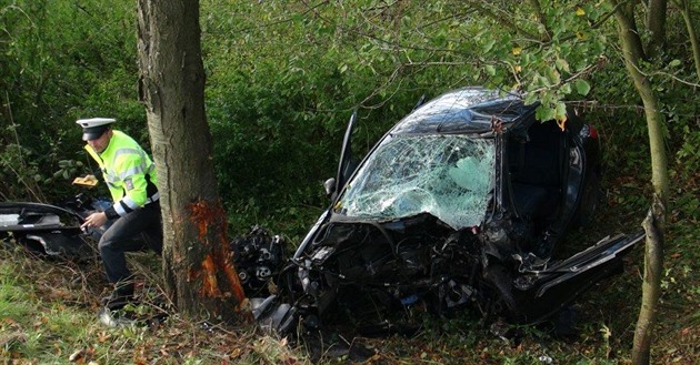 V sobotu dopoledne dostalo auto smyk a narazilo do stromu na Beneovsku (7....