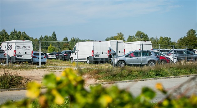 Souasný pozemek HS Auto vedle Hokejového centra Pouzar, k nmu firma po smn...