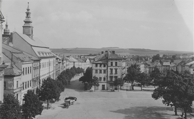 Takto námstí vypadalo v roce 1960, kdy palíek dom uprosted jet stál.