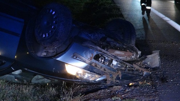 U Slaného na silnici 7 se pi pedjídní srazilo osobní auto s náklaákem....