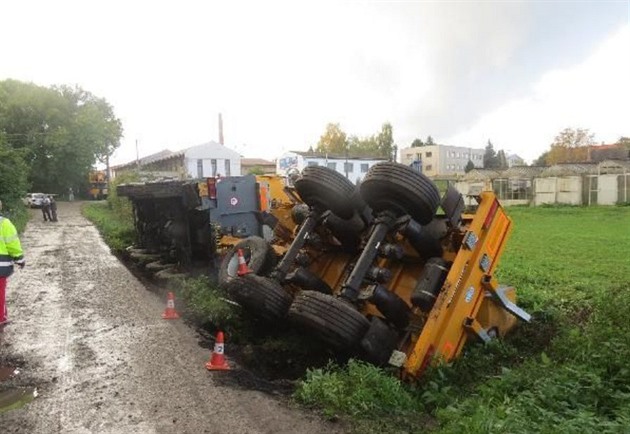 Havarovaný jeáb, s ním se u Chlumce nad Cidlinou utrhla krajnice (3.10.2017).