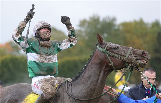 127. Velkou pardubickou ovládl No Time To Lose v sedle s okejem Janem...