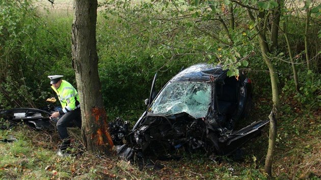 V sobotu dopoledne dostalo auto smyk a narazilo do stromu na Beneovsku (7....