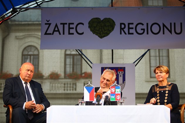 Hejtman Oldich Bubeníek, prezident Milo Zeman a starostka atce Zdeka...