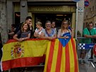Obyvatelé Katalánska pihlíejí odjezdu panlských policist z hotelu nedaleko...