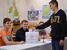 Studenti nkterých stedních kol si vyzkoueli volby naneisto (4.10.2017).