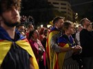 Lidé se veer seli na podporu nezávislosti Katalánska na Madridu. (1. záí...