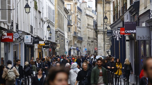 Úzké pařížské uličky jsou plné kaváren, krámků a turistů. Úzké pařížské uličky jsou plné kaváren, krámků a turistů.