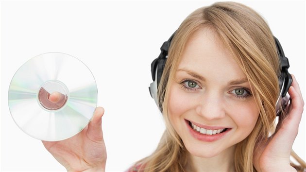 Dívka poslouchající nejspíše prázdný CD přehrávač. Dívka poslouchající nejspíše prázdný CD přehrávač.
