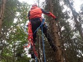 Lezeck skupina hasi z Frdku-Mstku zachraovala paraglidistu ze smrku v...