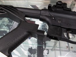 Bump-stock ili nhradn paba, kter zmn poloautomatickou puku na...