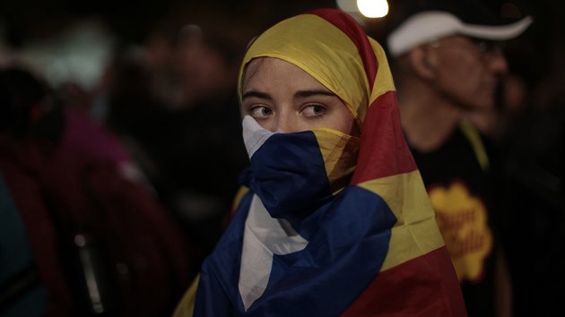 Stoupenci katalnsk nezvislosti demonstruj v centru Barcelony. (1. jna 2017)