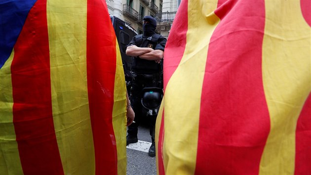Barcelona: Demonstrace proti zsahu panlsk policie bhem referenda o katalnsk nezvislosti (2. jna 2017)
