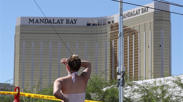 Hotel Mandalay Bay, z nho Stephen Paddock stlel na nvtvnky country festivalu (2. jna 2017)