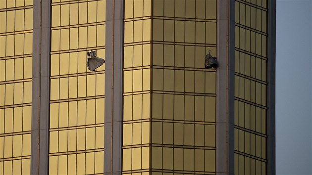 Rozbit okna ve 32. pate hotelu Mandalay Bay, odkud Stephen Paddock stlel na nvtvnky country koncertu. (3. jna 2017)