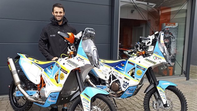 MOTOCYKLY PRO DAKAR. Milan Engel, jeden z jezdc MRG teamu, kter v jeho barvch pojede lednov Dakar, s motocykly, je pro zvod pipravuje KTM Trojan Hradec Krlov.