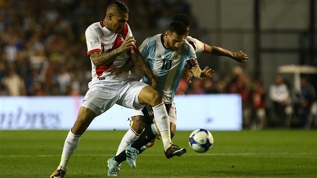 Paolo Guerrero /vlevo) z Peru zkou oddlit od me Lionela Messiho z Argentiny.