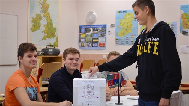 Studenti nkterch stednch kol si vyzkoueli volby naneisto (4.10.2017).