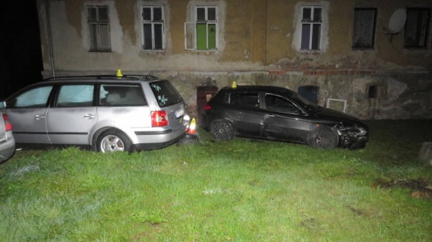 idi v Olov na tku ped polici naboural auto a obrubnk.