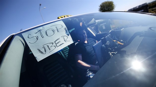 Brnnt taxiki vyjeli na podporu praskch koleg na protest proti Uberu. (2. jna 2017)