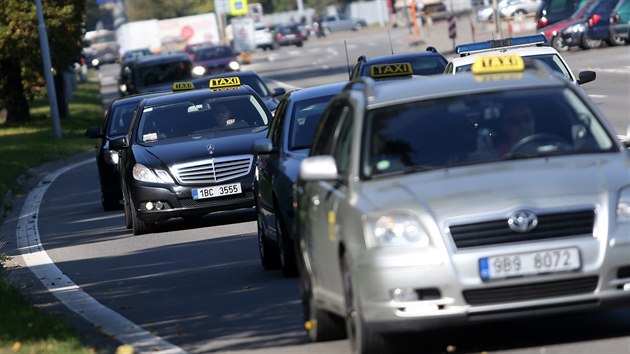 Brnnt taxiki vyjeli na podporu praskch koleg na protest proti Uberu. (2. jna 2017)