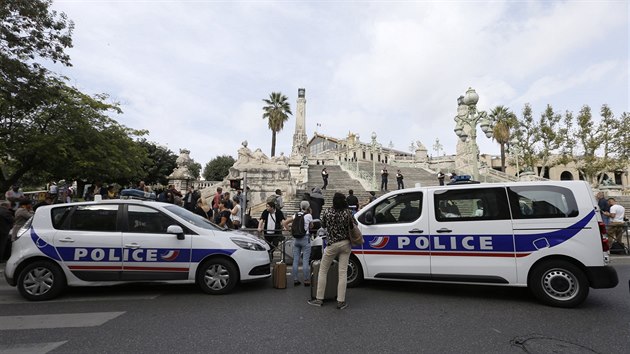 Cestujc ekaj ped hlavnm vlakovm ndram v Marseille, kter uzavela francouzsk armda (1. jna 2017).