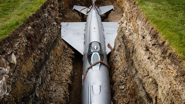 Britsk umlec Roger Hiorns nechal zakopat letadlo Mig-21 ped laserovm centrem ELI Beamlines (1. jna 2017).