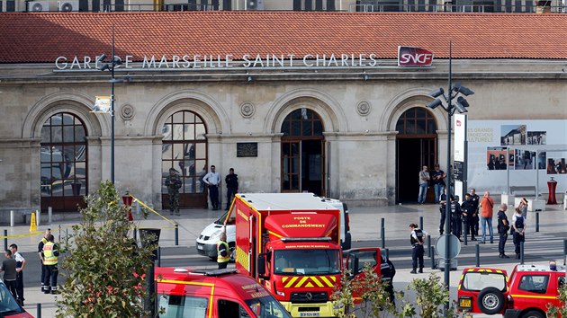 Francouzsk armda hld spolen s polici hlavn vlakov ndra Saint Charles ve mst Marseille (1. jna 2017).