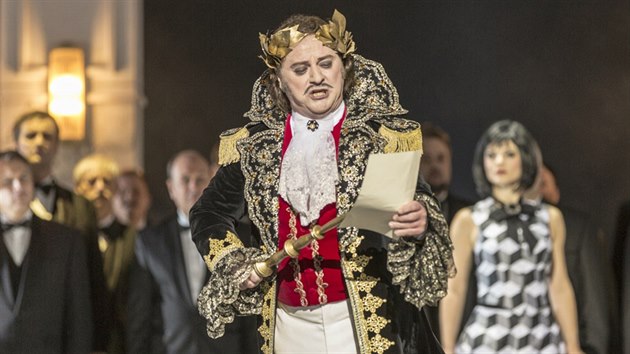 Tenorista Michal Lehotsk jako krl Gustav III. ve Verdiho opee Makarn ples