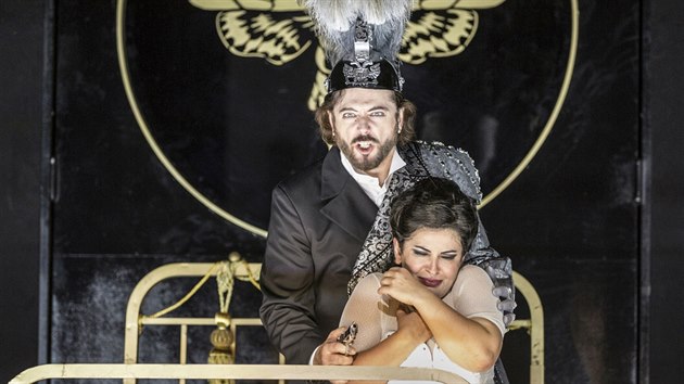 Michele Kalmandy jako Renato a Veronika Dzhioeva jako jeho manelka Amlie v inscenaci Verdiho opery Makarn ples
