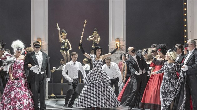 Scna z Verdiho opery Makarn ples, kterou uvedlo prask Nrodn divadlo.