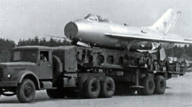 Nvsov taha JaAZ-210 s odpalovac ploinou, na kter je MiG SM-30