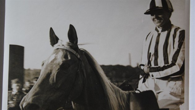 Lata Brandisová na klisně Normě. Před 80 lety spolu zvítězily na Velké pardubické, jejich sláva přetrvala dodnes.