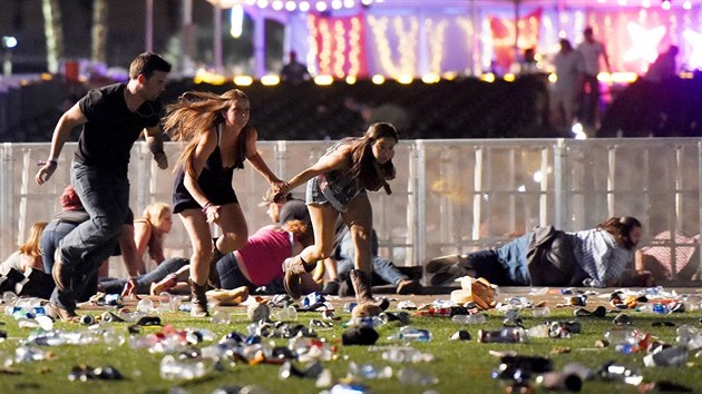 Stephen Paddock zabil v noci na pondl na koncert v Las Vegas nejmn padest lid a dalch vce ne dv st zranil. Do davu divk na otevenm prostranstv plil z 32. podla pilehlho hotelu. (2. jna 2017)