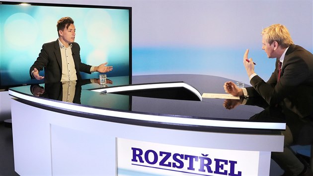 Předseda Zelených Matěj Stropnický (vlevo) hostem diskusního pořadu Rozstřel. (3. října 2017)