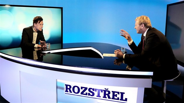Předseda Zelených Matěj Stropnický (vlevo) hostem diskusního pořadu Rozstřel. (3. října 2017)