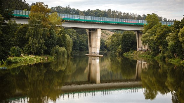 Memento megaloman. Ped Hvzdonicemi D1 kles na svj nejdel most, kter m 462 metr. 