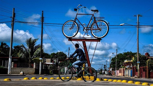 Pi vjezdu do msta Crdenas, kter le na severnm pobe asi 150 kilometr od Havany, vt nvtvnky impozantn elezn bicykl.