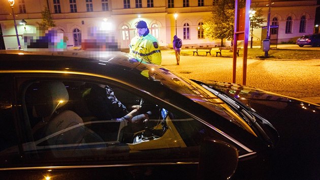 Non magistrtn kontrola taxik a idi sluby Uber v ulicch Prahy. (5. jna 2017)