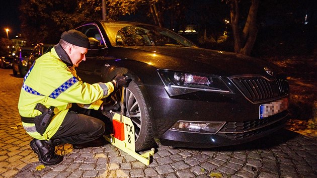 Noní magistrátní kontrola taxiká a idi sluby Uber v ulicích Prahy. (5....