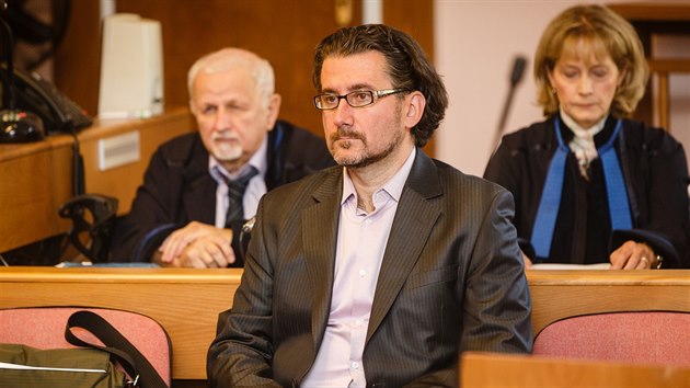 Mstsk soud v Praze dnes zahjil len v kauze dajn zmanipulovanch zakzek esk poty. V ppadu figuruje i firma Agrotec Andreje Babie (2. jna 2017).
