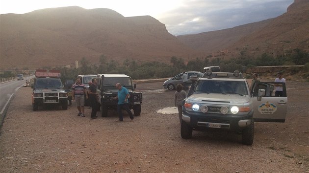 Karavana v Maroku, sloen mezi kufry jedu do Fesu.