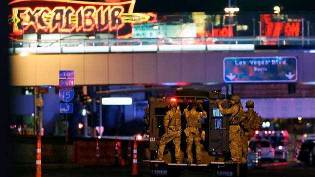 Amerian Stephen Paddock na koncert country zpvka Jasona Aldeana v Las Vegas zabil nejmn padest lid a stovky dalch zranil. (2. jna 2017)