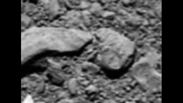 pln posledn snmek pozen sondou Rosetta tsn ped dopadem na kometu urjumov-Gerasimenko 30. z 2016. Vez zabr tverec o hran jeden metr (2 mm na pixel).