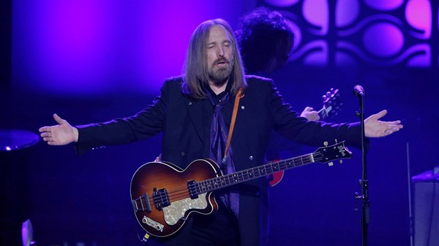 Muzikant Tom Petty bhem koncertu v Hall of Fame v New Yorku. (9.6. 2016)