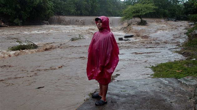 Tropick boue Nate zashla Nikaraguu a Kostariku. V t panuje stav ohroen. (5.10.2017)