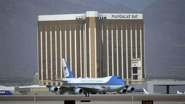 Air Force One s prezidentem Trumpem pistv na letiti v Las Vegas a mj hotel Mandalay Bay. (4.jna 2017)