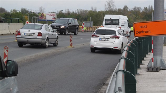 Na konci seku na mostu pes eleznin koridor jsou pruhy opt rozdln. Vpravo jedou idii smrem k centru a ndra, rovn na Hradec Krlov.