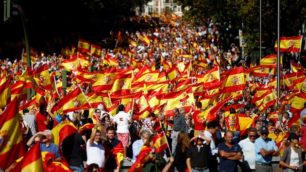 Destky tisc lid demonstrovaly v Madridu za jednotu panlsk monarchie. (7. jna 2017)