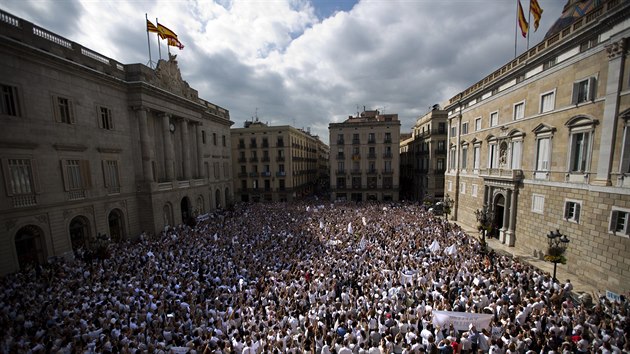V Barcelon demonstranti dali dialog mezi pedstaviteli panlska a Katalnska. (7. jna 2017)